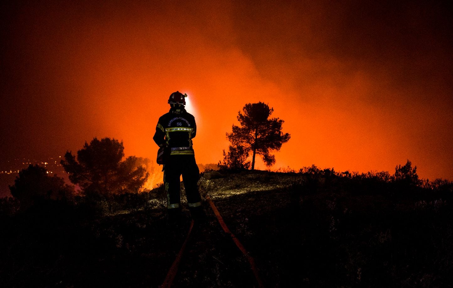 “Ahí pudimos ganar terreno”… Por qué la noche ya no ofrece respiro a los bomberos “Ahí pudimos ganar terreno”… Por qué la noche ya no ofrece respiro a los bomberos